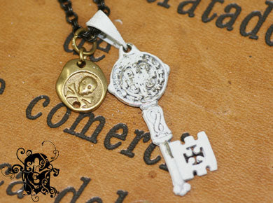 Gaudi White Medalion シルバー ペンダント