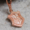 Fluir De Liz Shield Necklace Pink